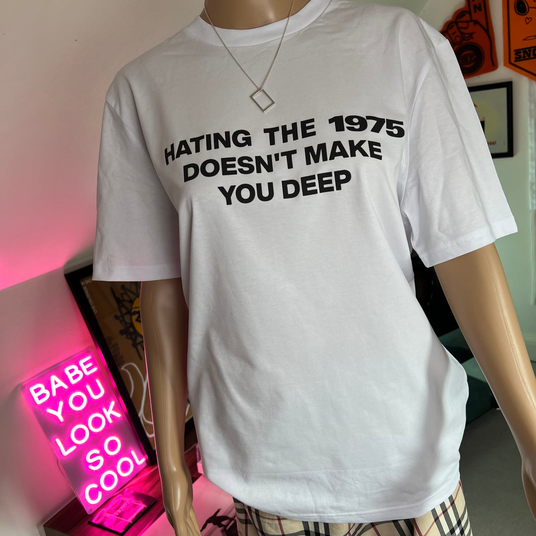Hating the 1975 doesn’t make you deep- graphic print T-shirt (Copy)