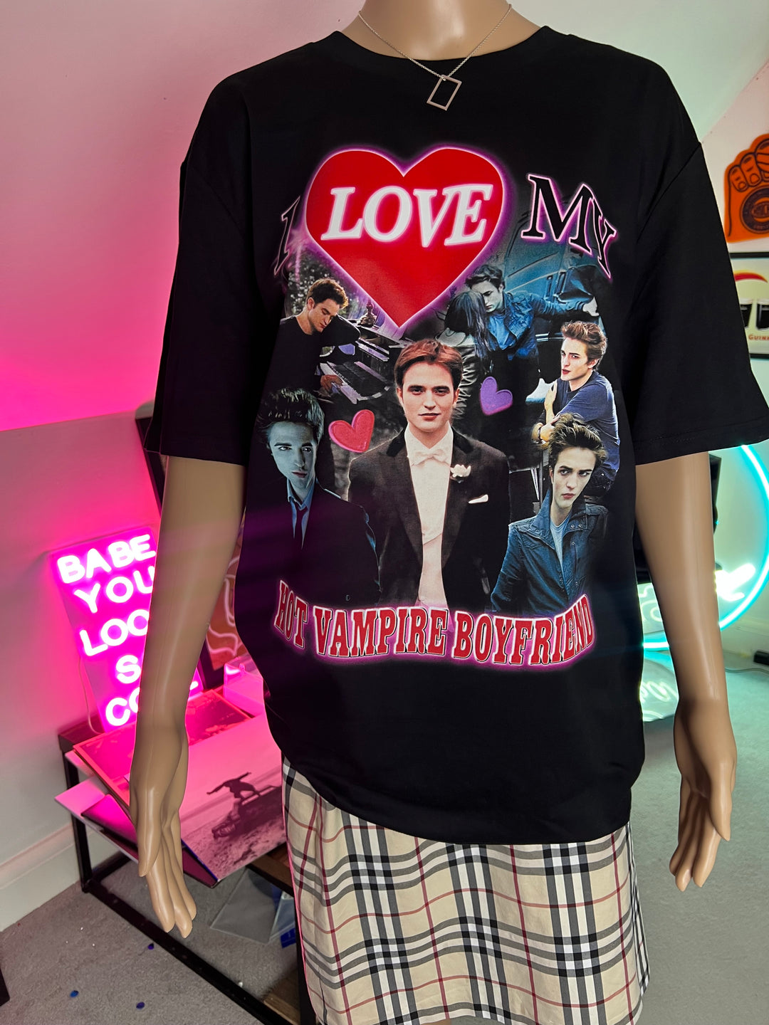 i love my hot vampire boyfriend (Edward) graphic T-shirt