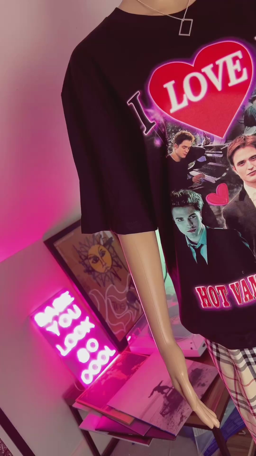 i love my hot vampire boyfriend (Edward) graphic T-shirt
